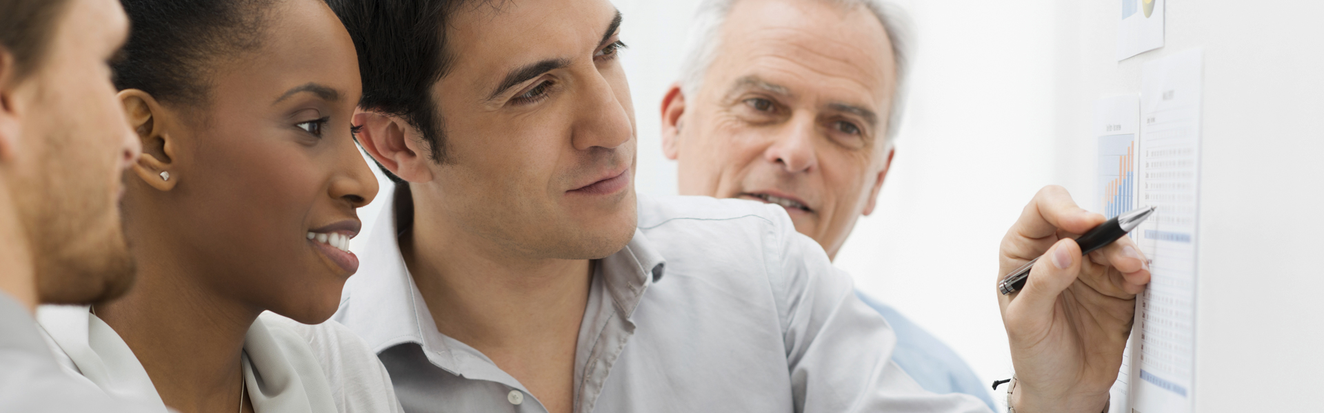 Groep professionals brainstormen bord