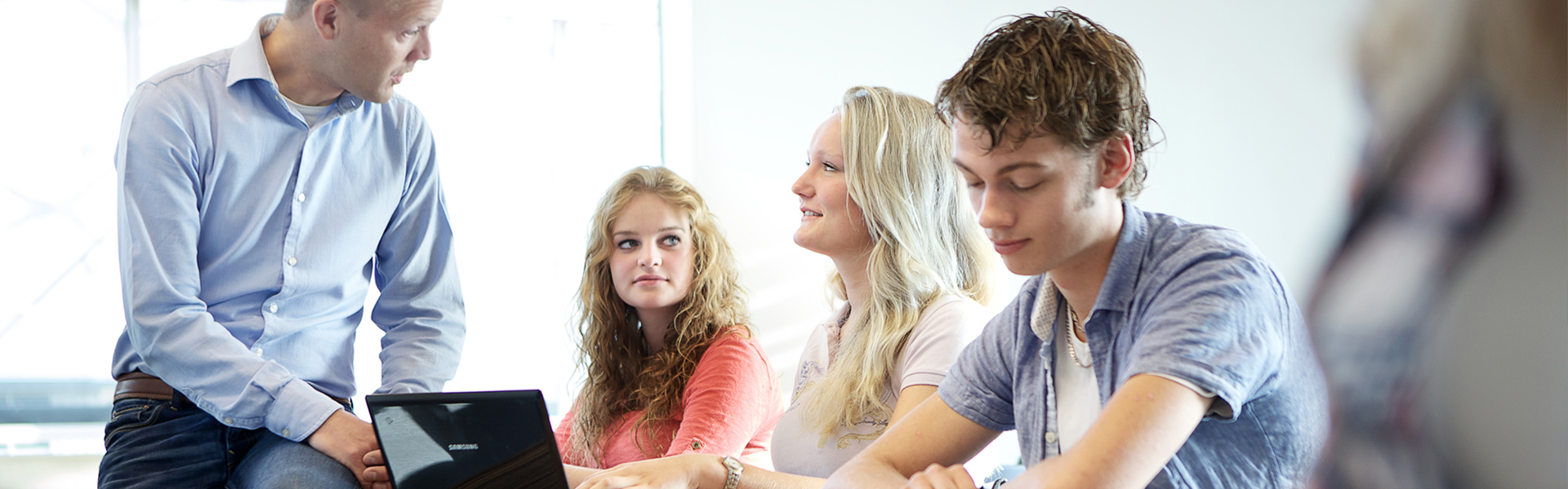 Docent met leerlingen in klas