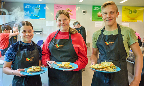 Drie leerlingen Nijkerk vmbo met boerenomelet
