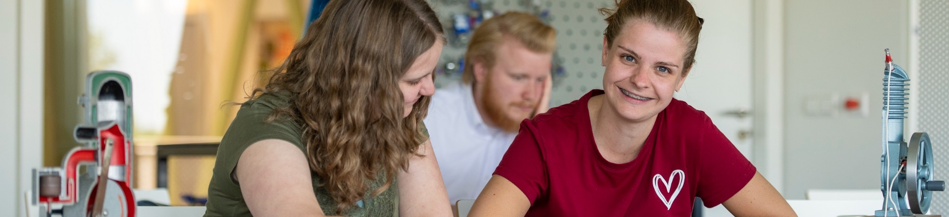 aankijkende  vrouw en studenten