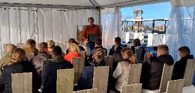 Leerlingen praktijkonderwijs Emmeloord krijgen instructie op de Floriade