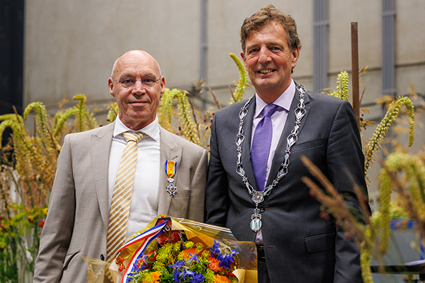 Koninklijke onderscheiding Bastiaan Pellikaan met burgemeester Verhulst