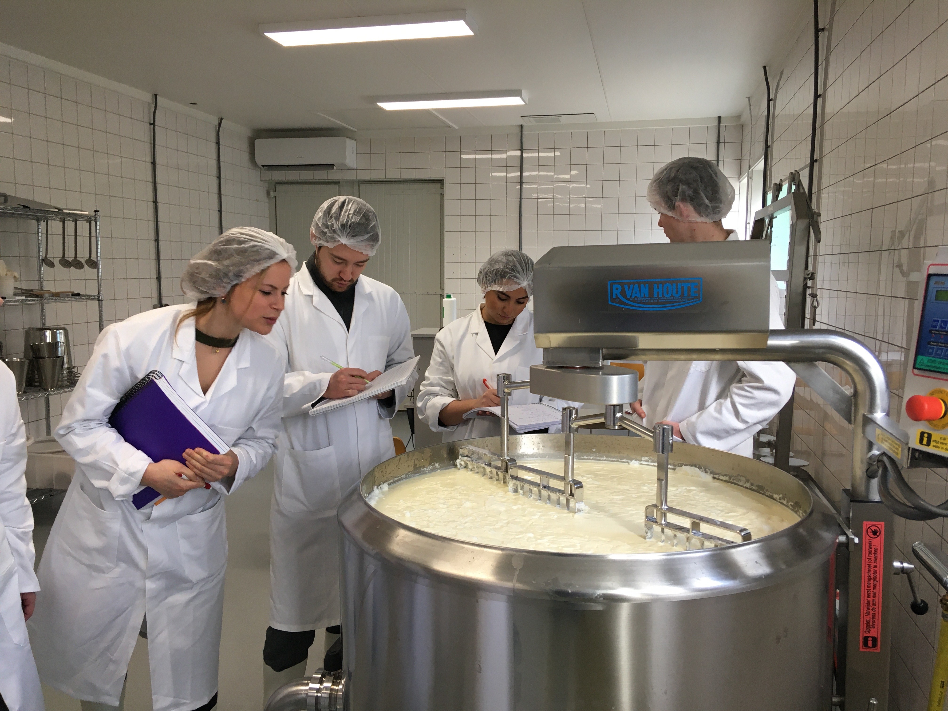 Studenten bij kaasbak