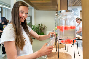 Campagne de Groene Veranderaar leerling bij watertap