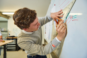 Campagne de Groene Veranderaar student tekent grafiek op bord