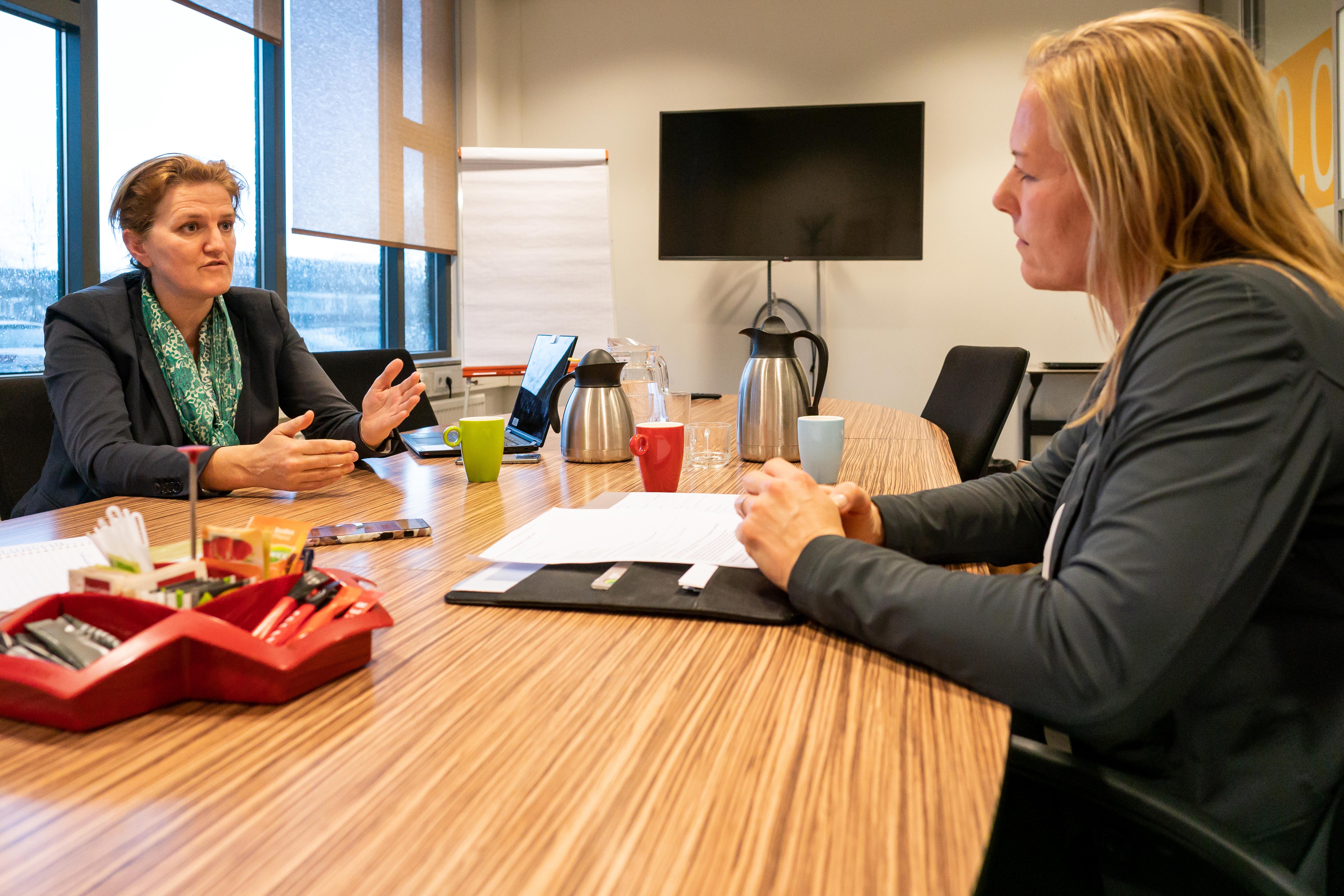 Marijn van der Laan en Yvonne de Jong in gesprek