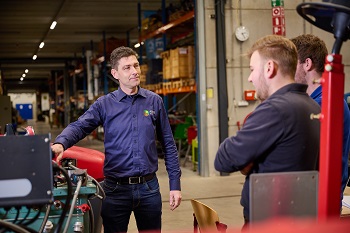 Willem Eriks met studenten bij Aeres Tech