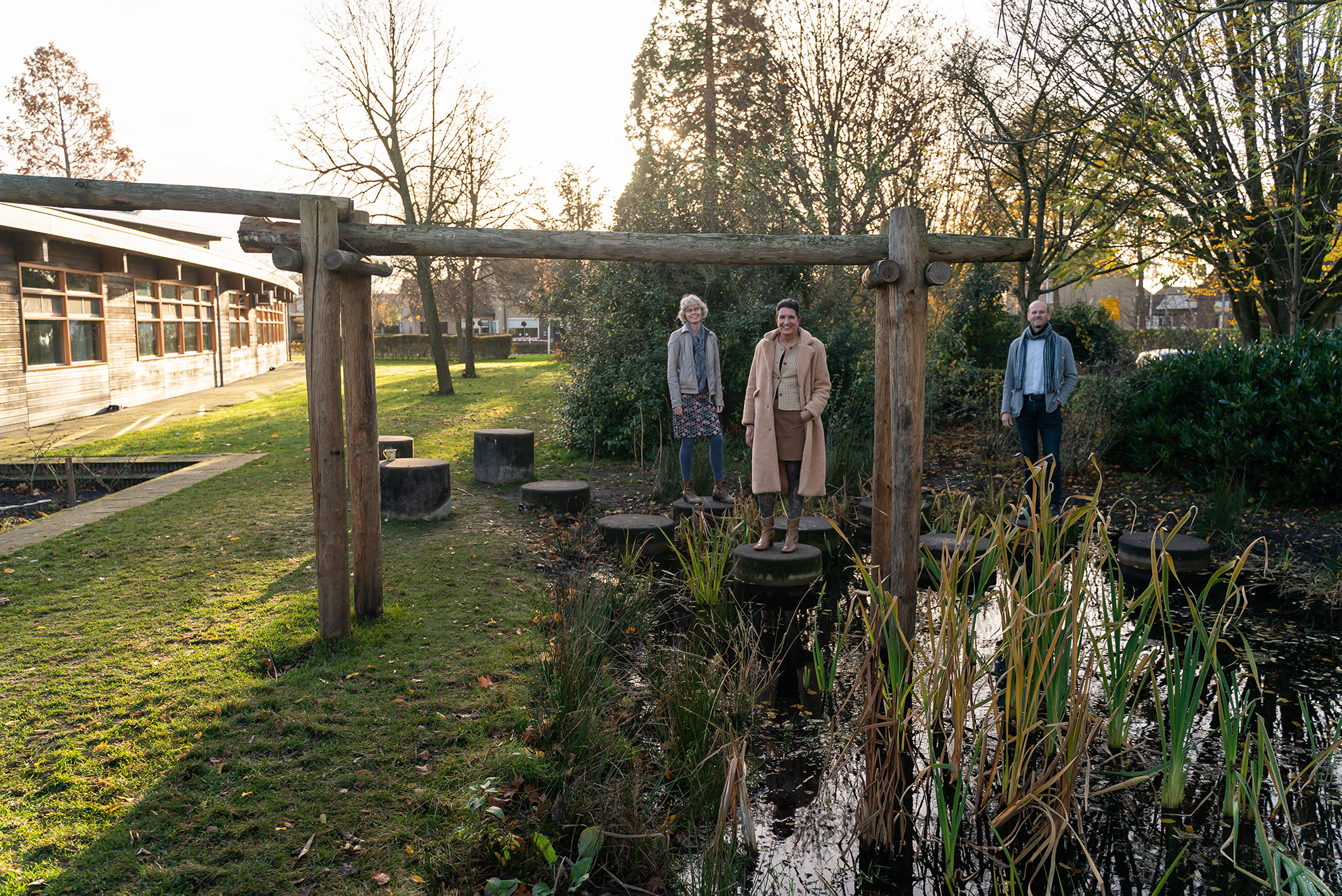Groepsfoto buiten met geïnterviewden