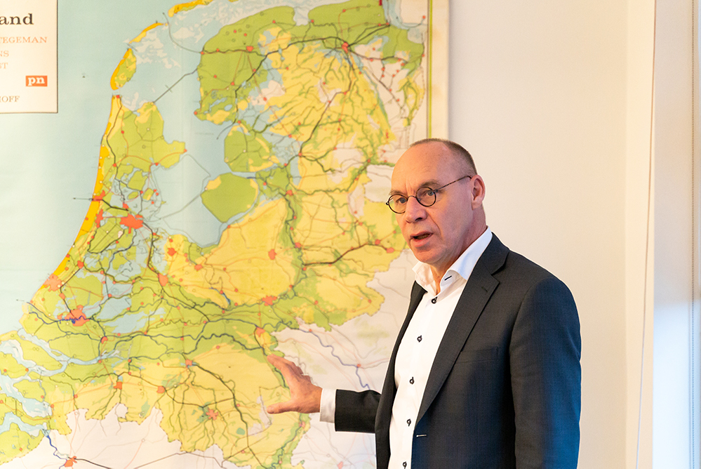 Bastiaan Pellikaan wijst op kaart van Nederland aan