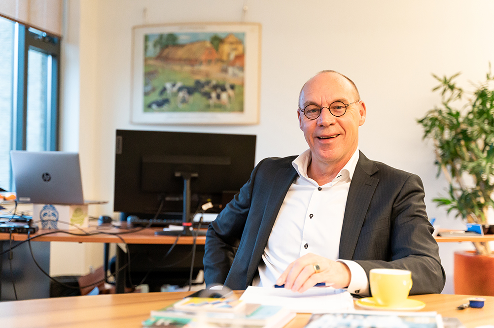 Portret van Bastiaan Pellikaan aan tafel