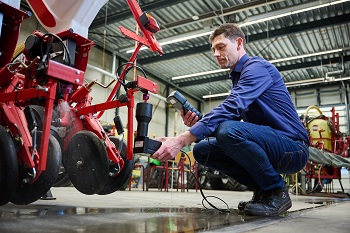 Willem Eriks bij maiszaaimachine