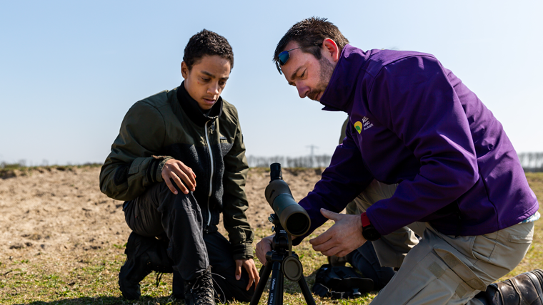 MBO docent geeft uitleg aan student in het veld