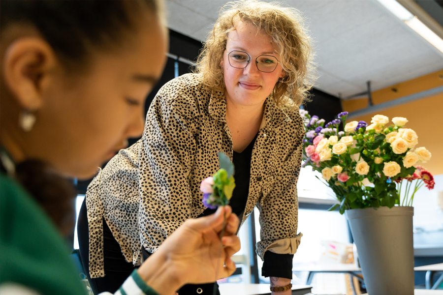 VMBO docent geeft uitleg in bloemstyling les